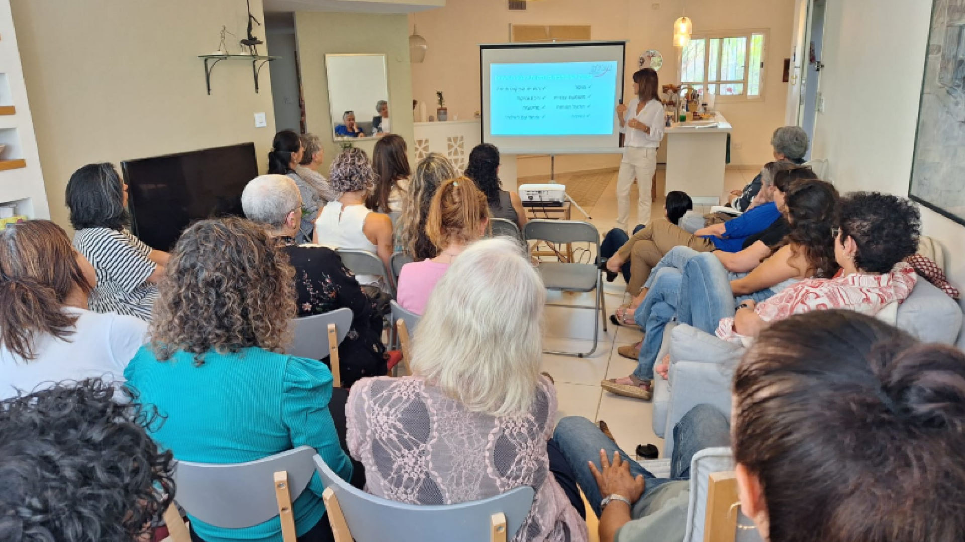 תמונה ממפגש עם ד"ר אורנה מגר והיועצים העסקיים של מעוף